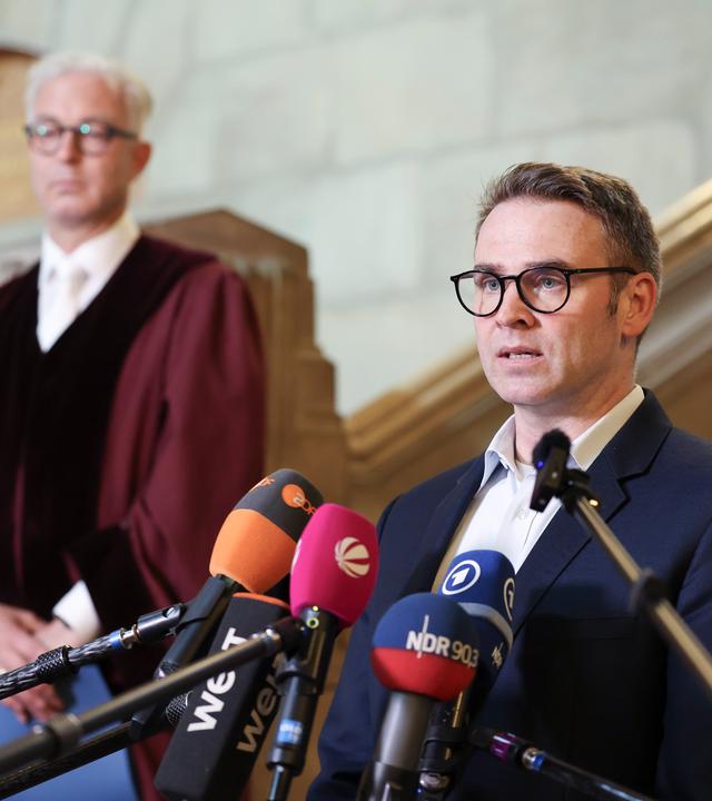 Florian Vogelsang, stellvertretender Gerichtssprecher, und Stefan Biehl, Oberstaatsanwalt beim Bundesgerichtshof und Sitzungsvertreter des Generalbundesanwalts, geben ein Statement.