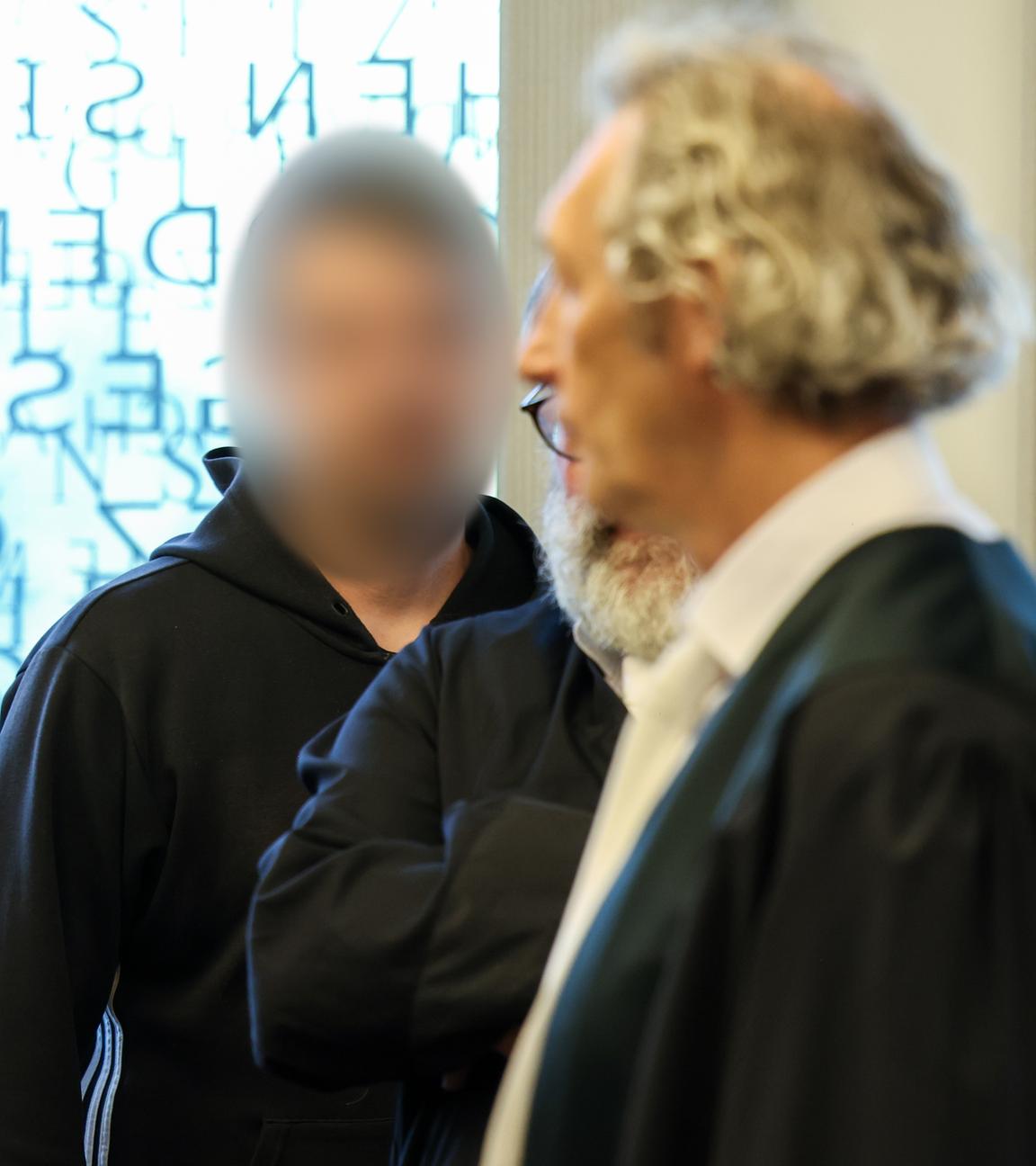 Der Angeklagte Daniel S. (l) steht vor Verhandlungsbeginn hinter seinen Anwälten. 