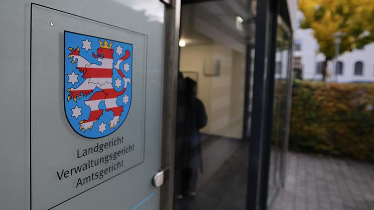 In einer Straßenbahn begoss ein Mann seine Ehefrau mit Benzin und zündete sie an. Nun hat ihn das Landgericht Gera zu lebenslanger Haft verurteilt.