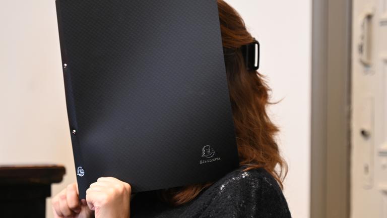 Die Angeklagte sitzt im Strafjustizgebäude in Hamburg.