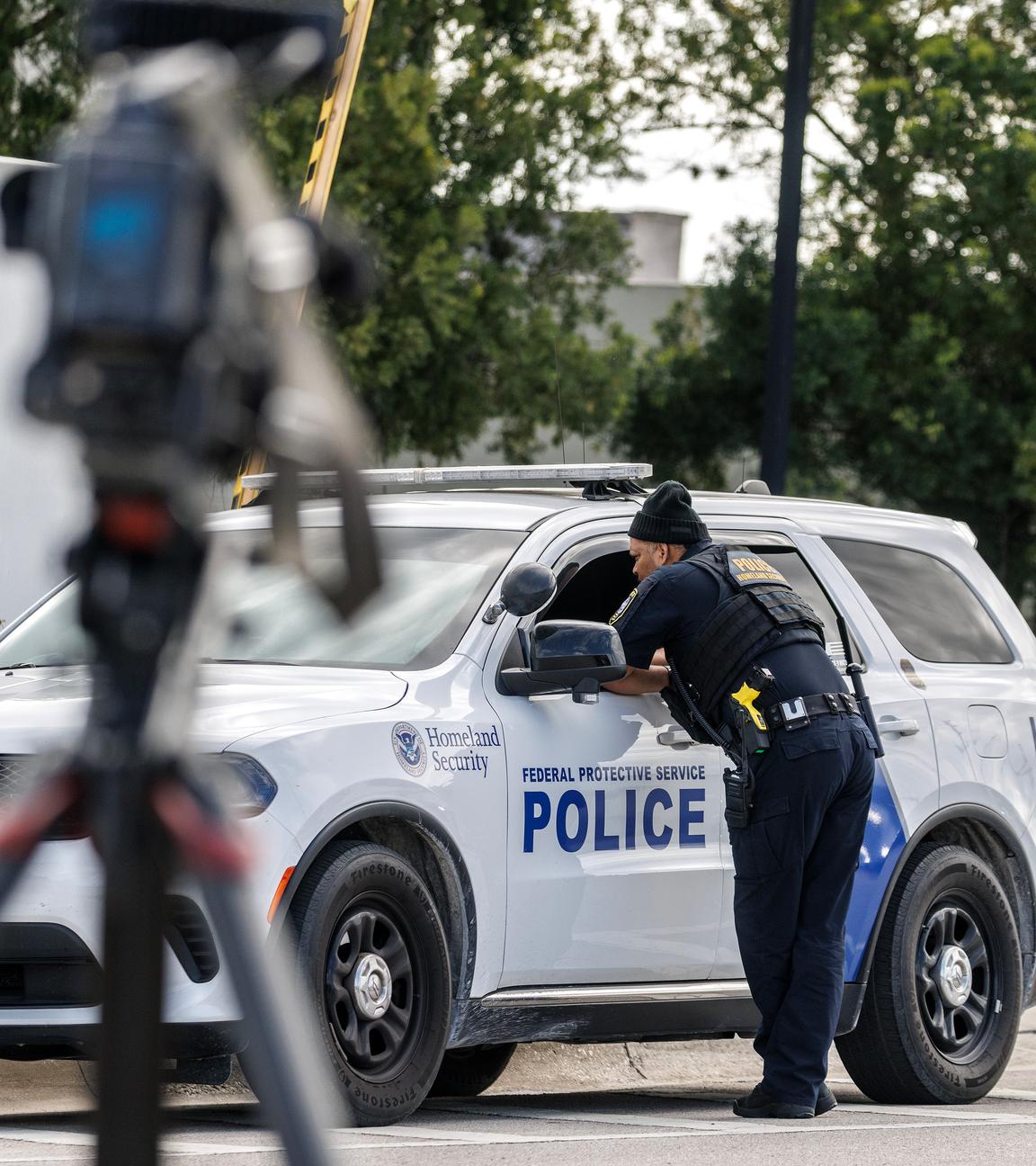 Ein Beamter des Heimatschutzes steht vor dem US-Bundesgericht in Fort Pierce während der Urteilsanhörung gegen Ryan Routh.