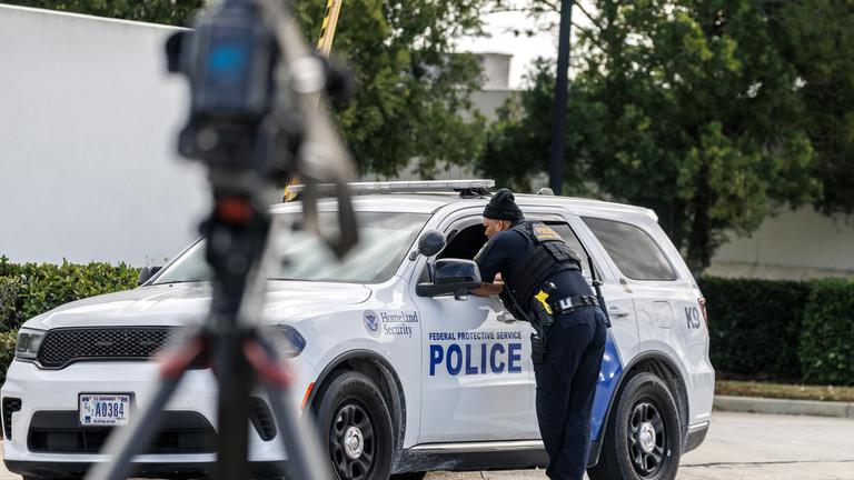 Ein Beamter des Heimatschutzes steht vor dem US-Bundesgericht in Fort Pierce während der Urteilsanhörung gegen Ryan Routh.