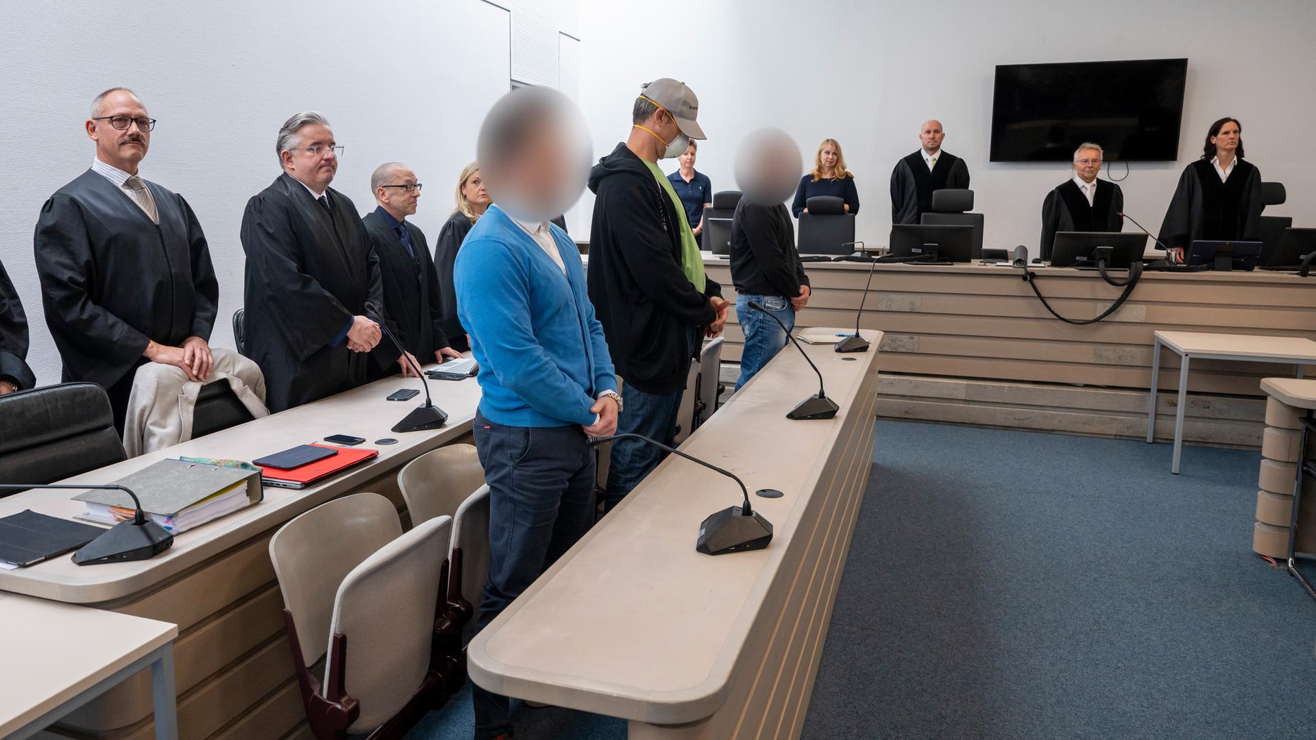 Die Angeklagten haben vor Prozessbeginn im Gerichtssaal des Landgerichts Ingolstadt ihren Platz bei den Anwälten eingenommen. 