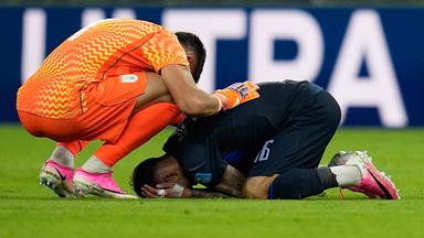 Uruguays Keeper Sergio Rochet tröstet Mitspieler Mathias Olivera
