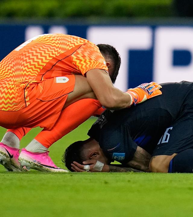 Uruguays Keeper Sergio Rochet tröstet Mitspieler Mathias Olivera