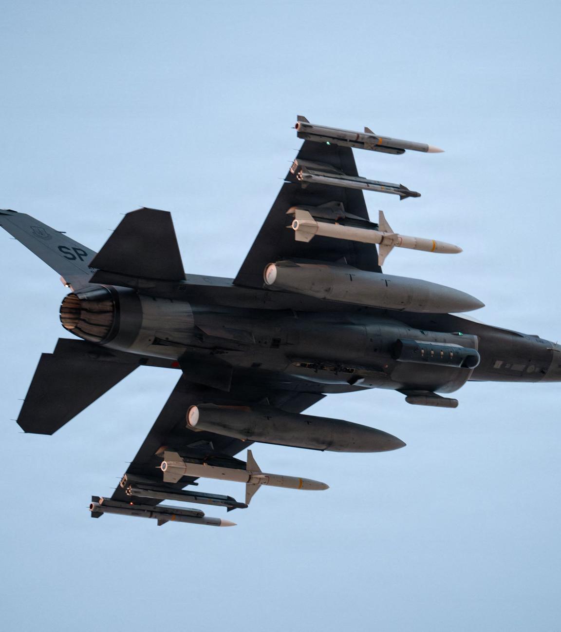 Dieses von der US Central Command Public Affairs am 5. März 2026 veröffentlichte Foto der US Air Force zeigt eine F-15E der US Air Force, die am 2. März 2026 an einem nicht genannten Ort im Nahen Osten zur Unterstützung der "Operation Epic Fury" startet.