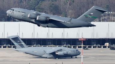 Ein Flugzeug der US Air Force startet von der Ramstein Air Base aus in der Nähe von Landstuhl. (Archiv)