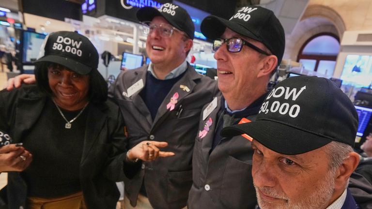 Börsenhändler an der New York Stock Exchange tragen Caps mit der Aufschrift "DOW 50,000".