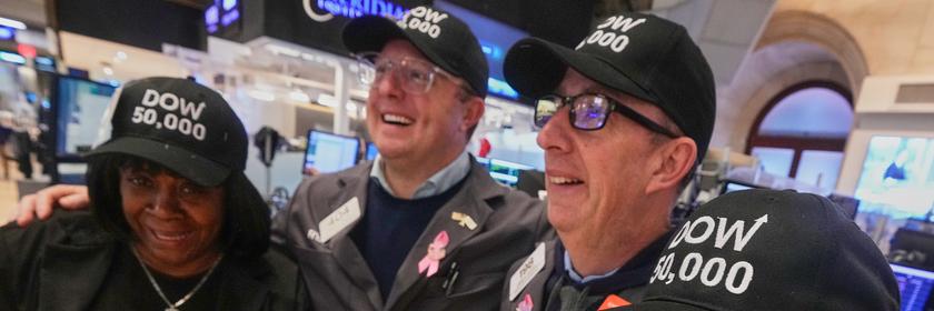 Börsenhändler an der New York Stock Exchange tragen Caps mit der Aufschrift "DOW 50,000".