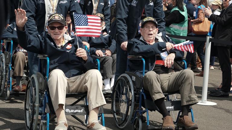 Willkommens-Zeremonie in der Normandie für 48 US-amerikanische Veteranen, die den D-Day selbst miterlebt haben.