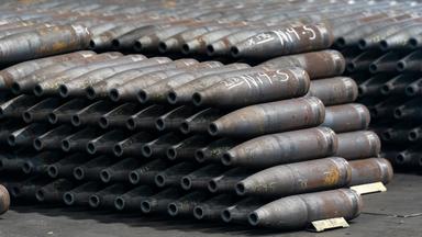 155-mm-Artilleriegeschosse des Typs M795 werden während des Fertigungsprozesses im Scranton Army Ammunition Plant in Scranton gestapelt