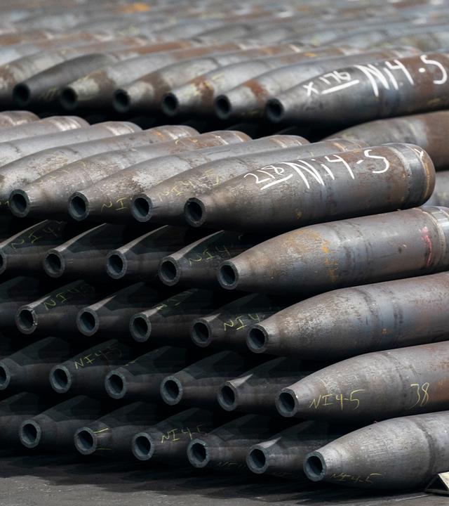 155-mm-Artilleriegeschosse des Typs M795 werden während des Fertigungsprozesses im Scranton Army Ammunition Plant in Scranton gestapelt