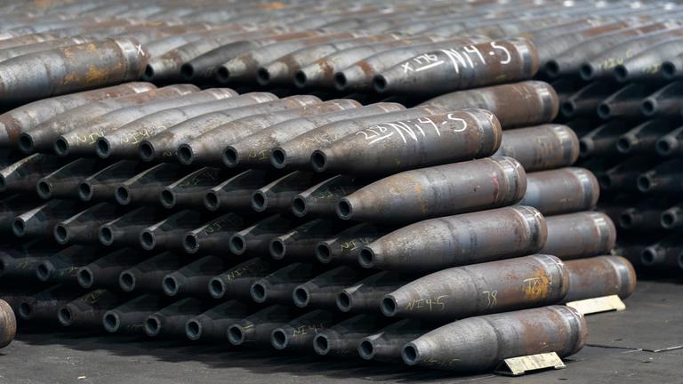 155-mm-Artilleriegeschosse des Typs M795 werden während des Fertigungsprozesses im Scranton Army Ammunition Plant in Scranton gestapelt