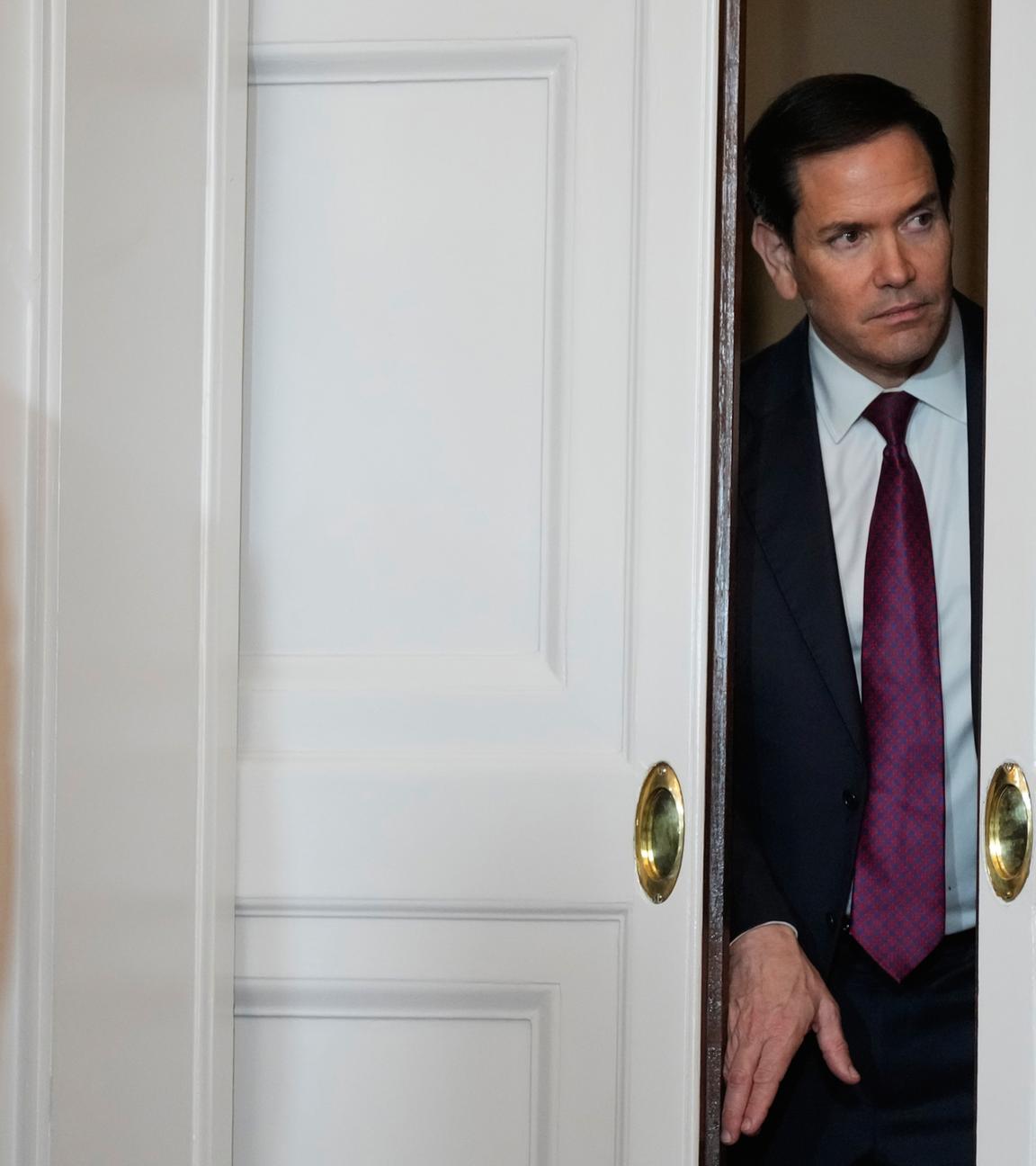 Archiv: US-Außenminister Marco Rubio blickt auf einen Veranstaltungsort