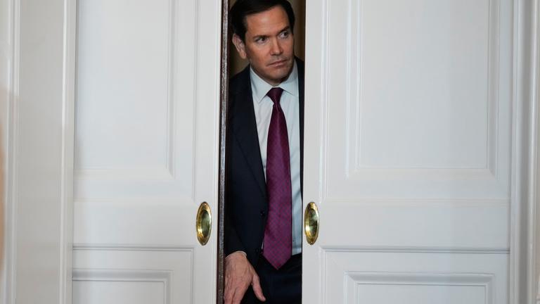 Archiv: US-Außenminister Marco Rubio blickt auf einen Veranstaltungsort