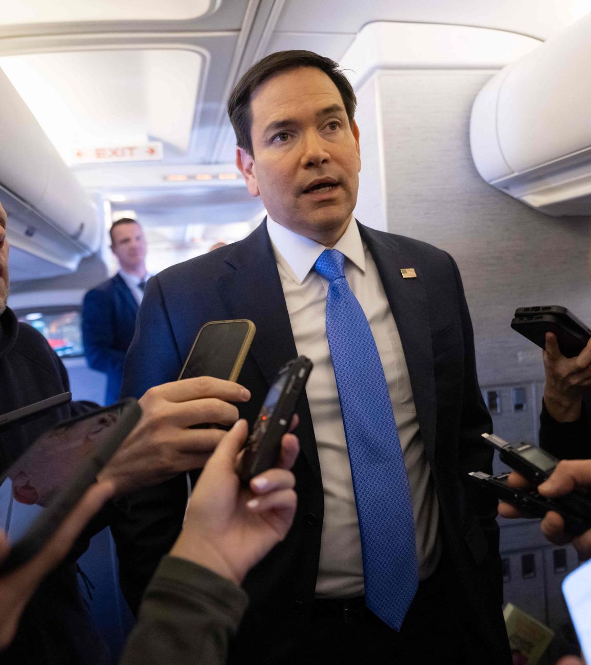 US-Außenminister Marco Rubio spricht an Bord seines Militärflugzeugs mit den Medien.