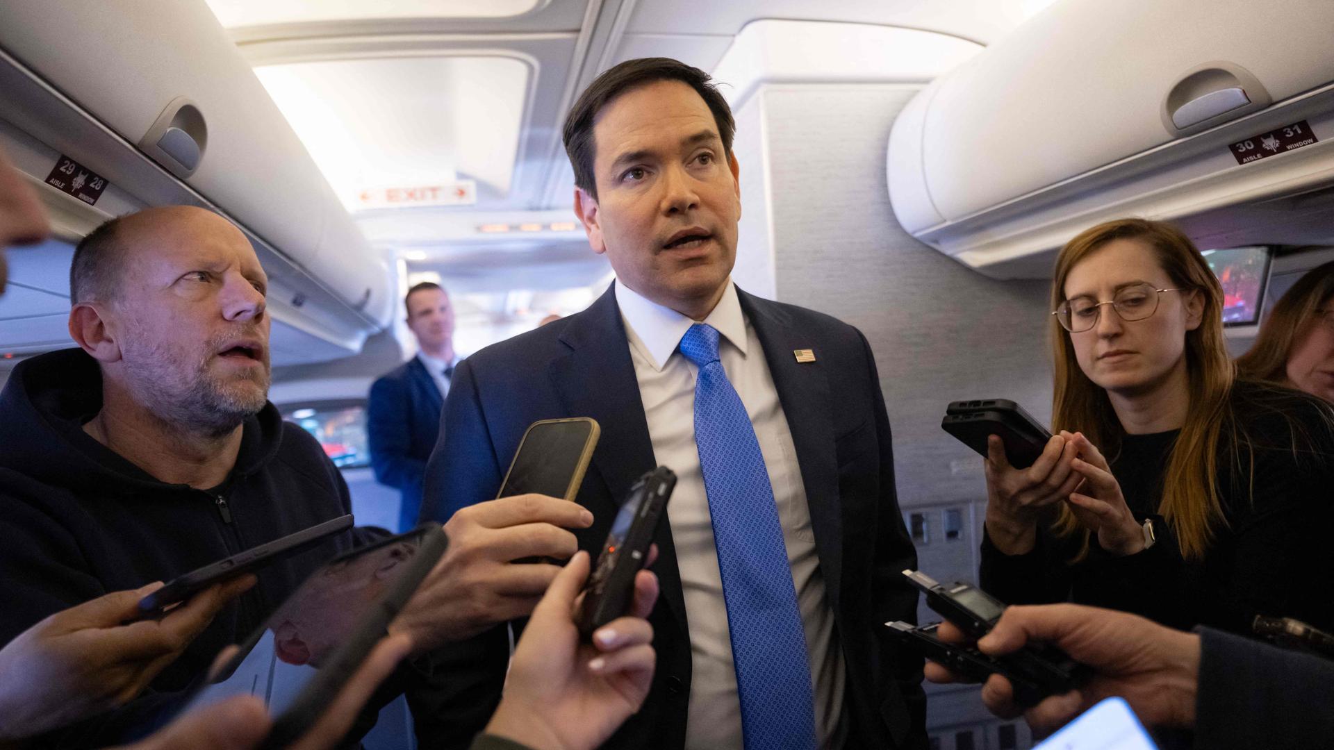 US-Außenminister Marco Rubio spricht an Bord seines Militärflugzeugs mit den Medien.