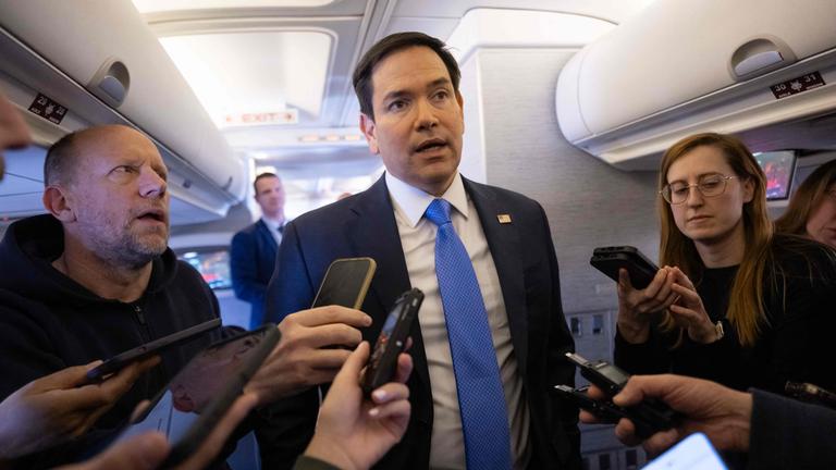 US-Außenminister Marco Rubio spricht an Bord seines Militärflugzeugs mit den Medien.