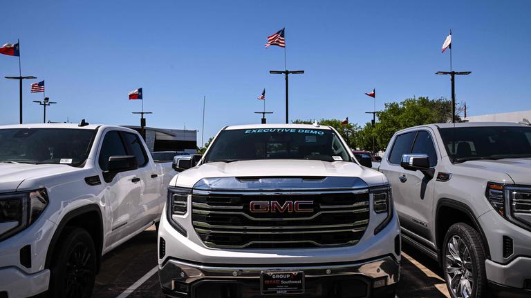 Fahrzeuge stehen am 7. 4. 2025 bei einem GMC-Händler in Houston, Texas, zum Verkauf. 