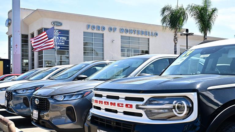 Fahrzeuge auf dem Gelände eines Ford-Autohauses in Montebello, Kalifornien, USA, am 1. April 2025. 