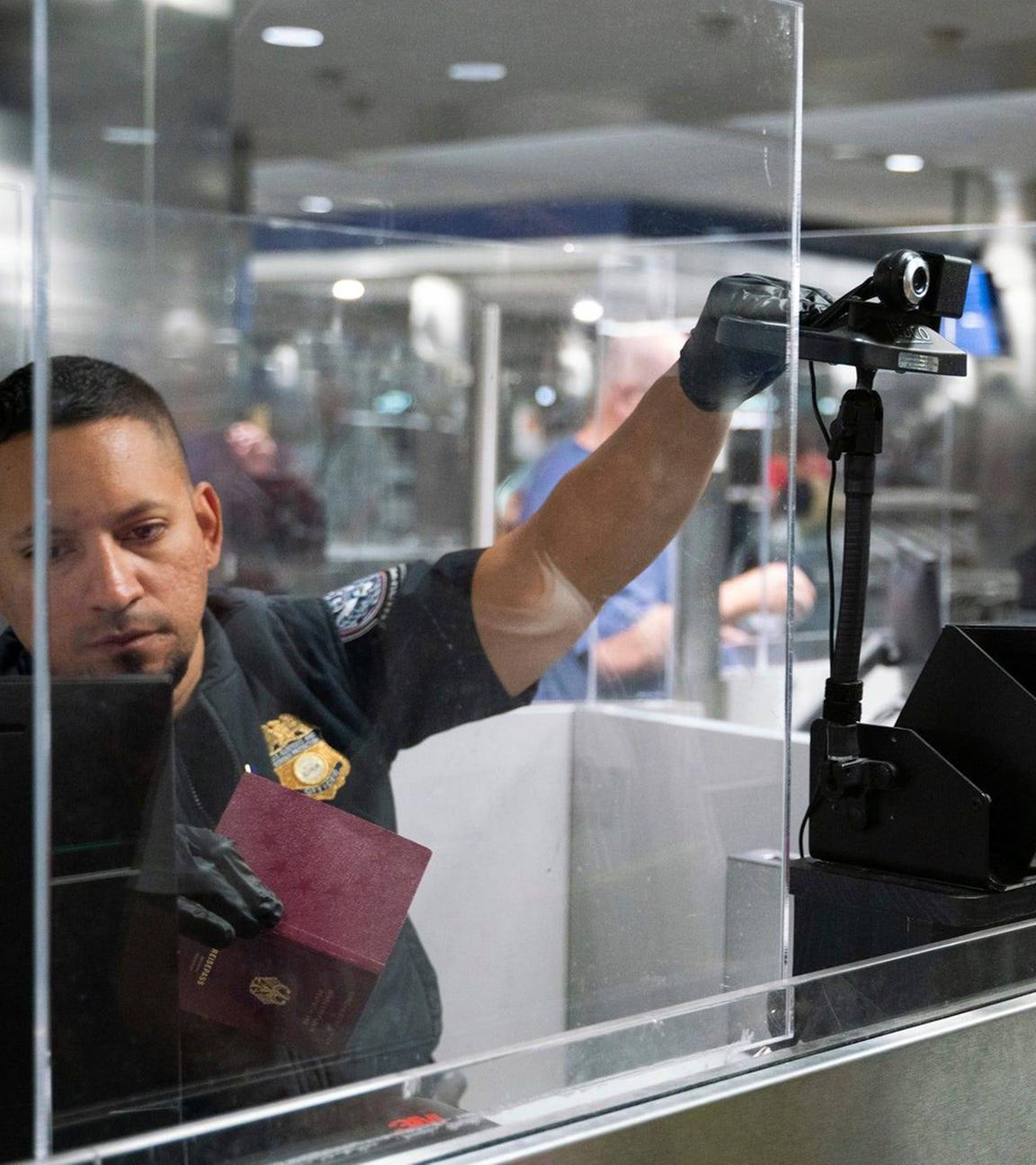 Beamter von Customs and Border Protection (CBP), J. Jimenez, fotografiert Luis Hubner, einen aus Deutschland ankommenden Reisenden, mithilfe biometrischer Gesichtserkennung beim Betreten des US-Zoll- und Grenzschutzes am McNamara-Terminal des Detroit Metro Airport in Romulus