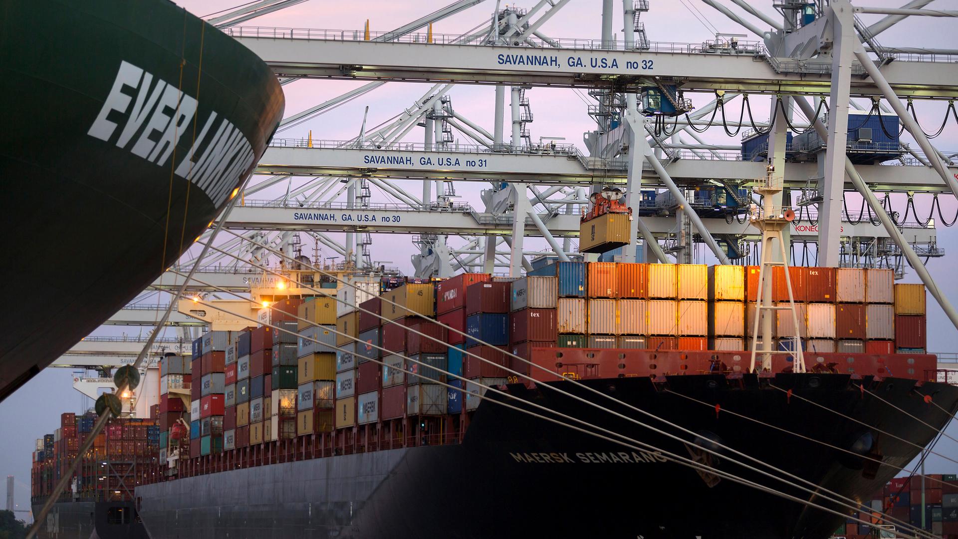 Voll beladenes Containerschiff