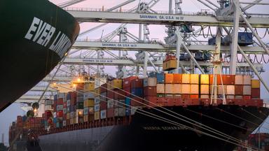 Voll beladenes Containerschiff