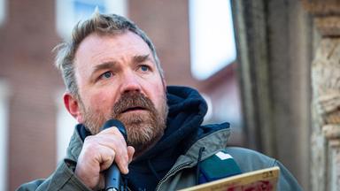 Der demokratische Kandidat für den US-Senat, Graham Platner, spricht bei einer Antikriegsdemonstration in Portland, Maine.