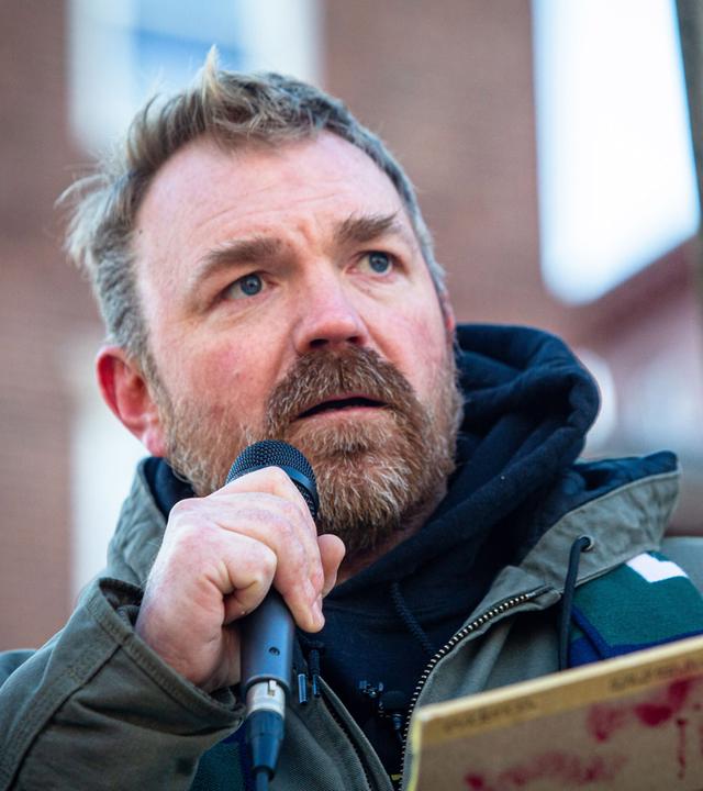 Der demokratische Kandidat für den US-Senat, Graham Platner, spricht bei einer Antikriegsdemonstration in Portland, Maine.