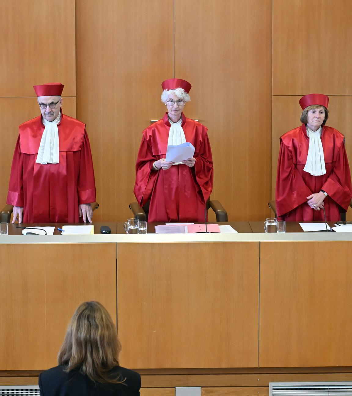 Baden-Württemberg, Karlsruhe: Der Zweite Senat des Bundesverfassungsgerichts, (l-r), Thomas Offenloch, Astrid Wallrabenstein, Ulrich Maidowski, Doris König (Vizepräsidentin), Christine Langenfeld, Rhona Fetzer, Peter Frank, verkündet das Urteil zu US-Drohneneinsätzen via Ramstein.