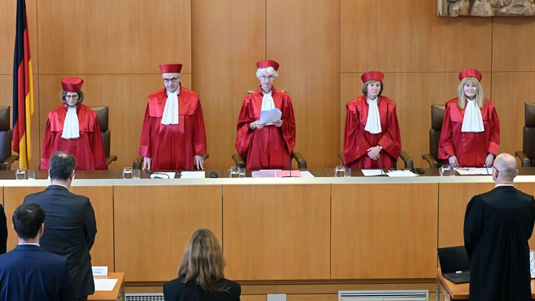 Baden-Württemberg, Karlsruhe: Der Zweite Senat des Bundesverfassungsgerichts, (l-r), Thomas Offenloch, Astrid Wallrabenstein, Ulrich Maidowski, Doris König (Vizepräsidentin), Christine Langenfeld, Rhona Fetzer, Peter Frank, verkündet das Urteil zu US-Drohneneinsätzen via Ramstein.