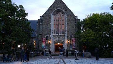 Menschen versammeln sich am Donnerstag, dem 1. Oktober 2026, vor der Willard Straight Hall nach einer Anhörung zu sexuellen Übergriffen an der Cornell University in Ithaca, New York. 