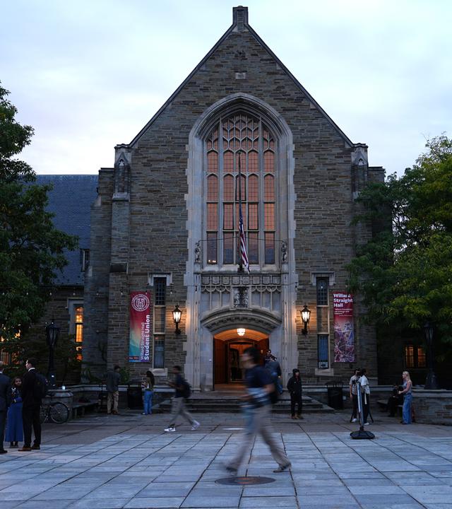Menschen versammeln sich am Donnerstag, dem 1. Oktober 2026, vor der Willard Straight Hall nach einer Anhörung zu sexuellen Übergriffen an der Cornell University in Ithaca, New York. 