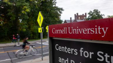 Studierende bewegen sich am 30. September 2026 zu Fuß oder auf Rädern über den Campus der Cornell University in Ithaca, New York. 