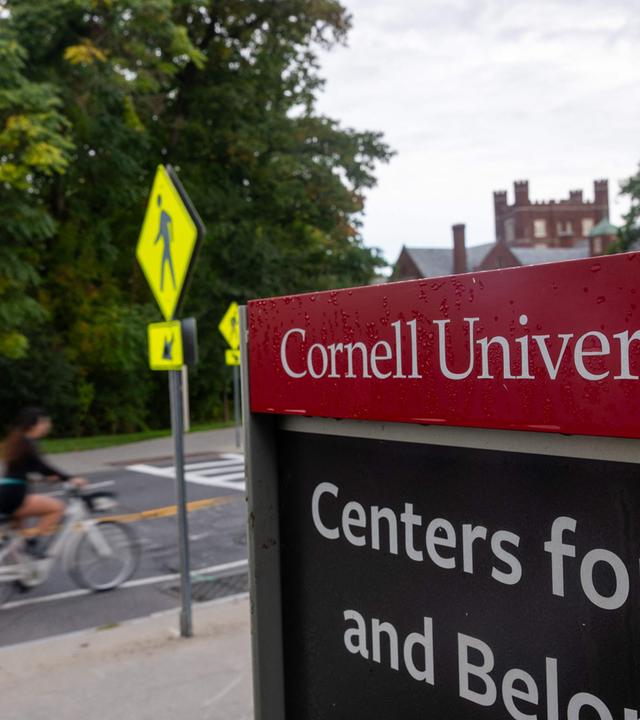 Studierende bewegen sich am 30. September 2026 zu Fuß oder auf Rädern über den Campus der Cornell University in Ithaca, New York. 