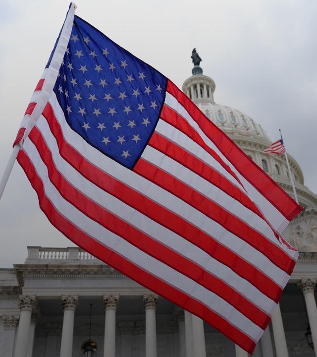 Eine gehisste US-Flagge vor dem Kapitol in Washington