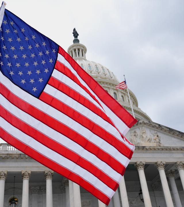 Vor dem Kapitol in Washington weht eine US-Flagge.