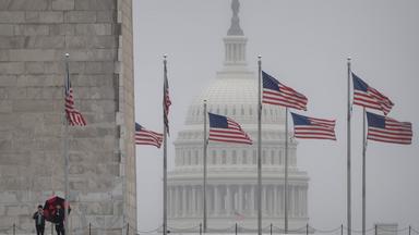  US-Flaggen vor dem Kapitol