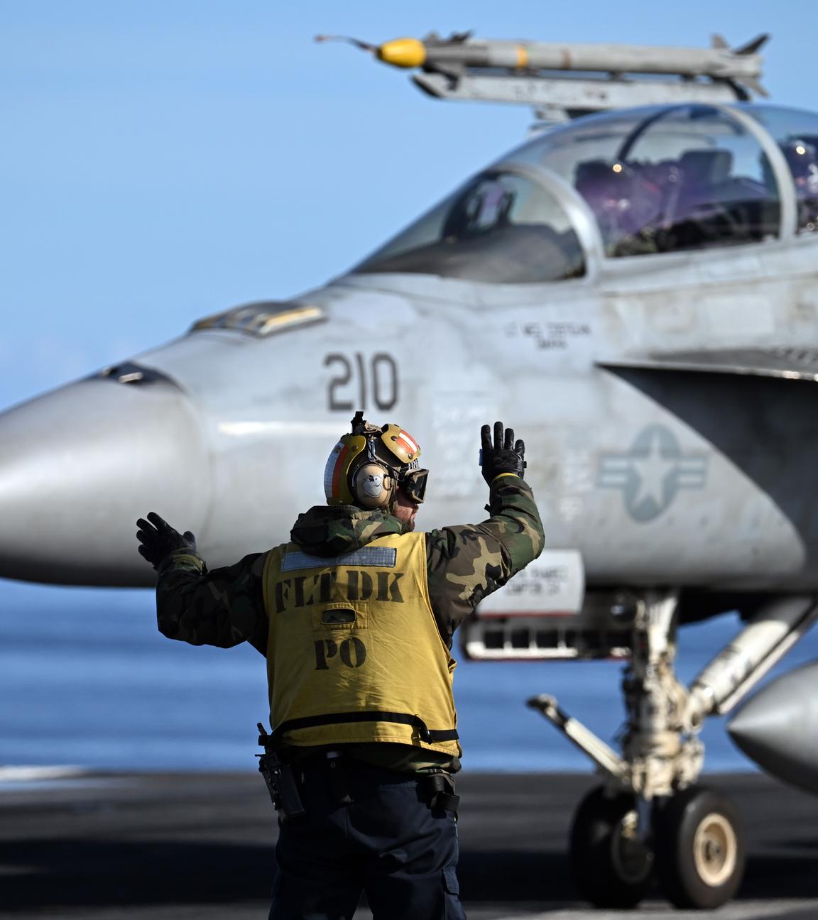 Ein Kampfjet rollt auf dem Flugzeugträger USS Gerald R. Ford zum Start.