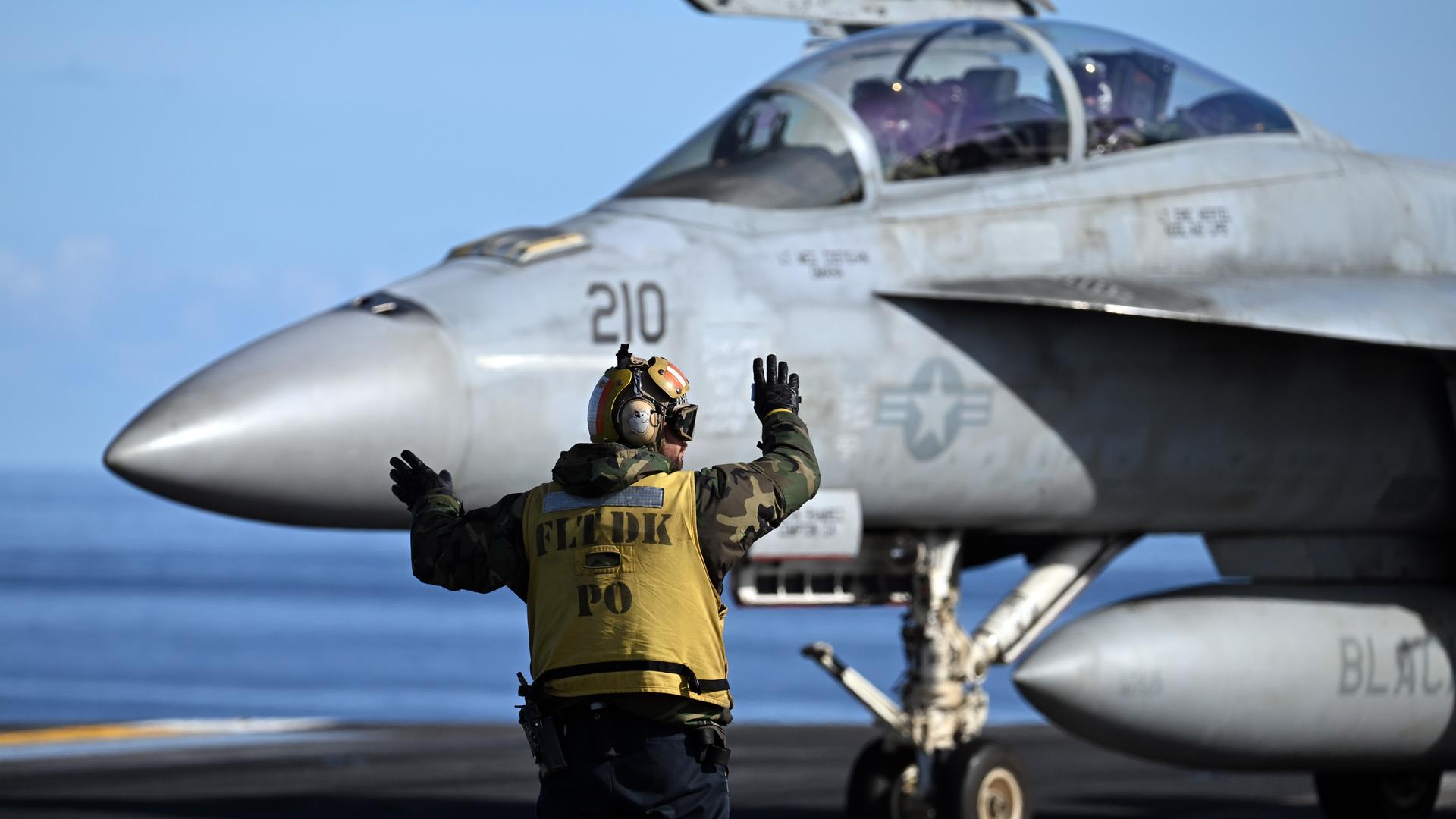 Ein Kampfjet rollt auf dem Flugzeugträger USS Gerald R. Ford zum Start.
