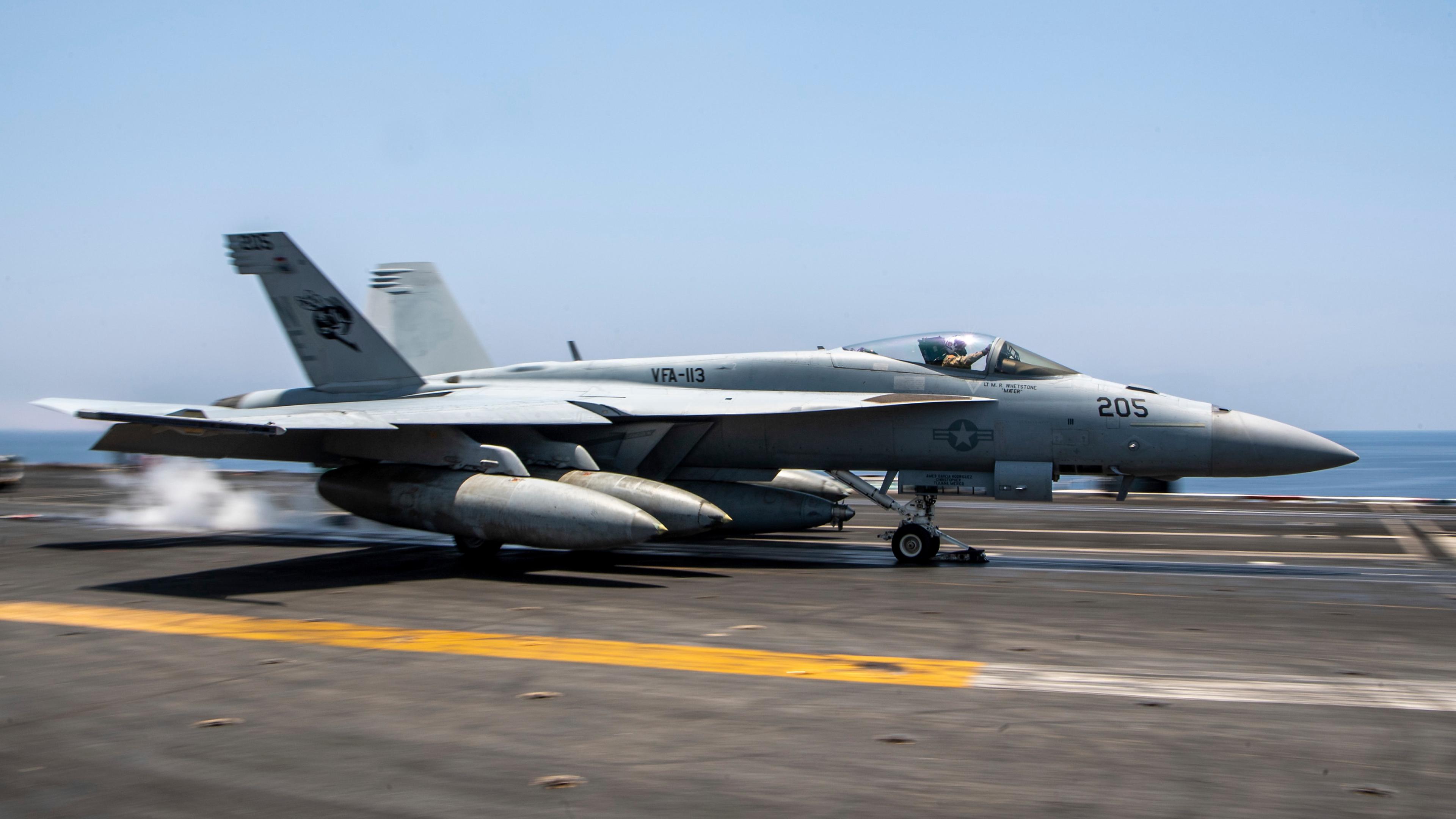 Super Hornet-Kampfflugzeug der U.S. Navy mit Stingerraketen des Strike Fighter Squadron 113 startet vom Flugdeck des Flugzeugträgers der Nimitz-Klasse «USS Carl Vinson» während der Operation Prosperity Guardian nahe dem Roten Meer. 