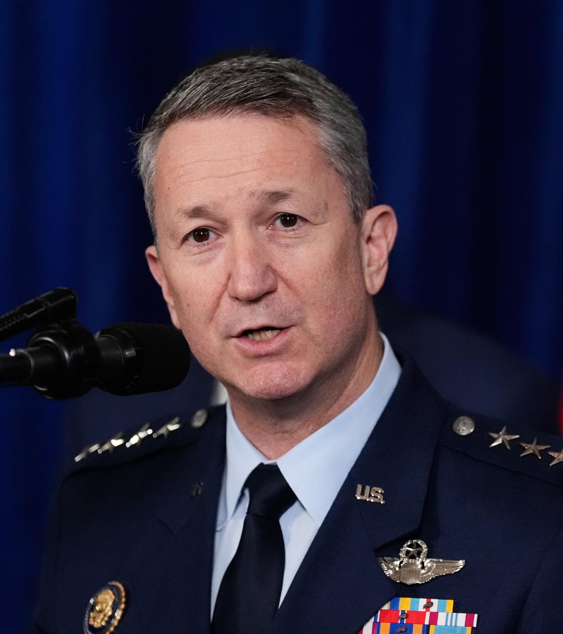 Der Vorsitzende der gemeinsamen Stabschefs, General Dan Caine, spricht während einer Pressekonferenz mit Präsident Trump in Mar-a-Lago.