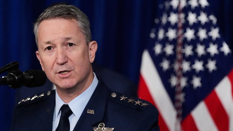 Der Vorsitzende der gemeinsamen Stabschefs, General Dan Caine, spricht während einer Pressekonferenz mit Präsident Trump in Mar-a-Lago.