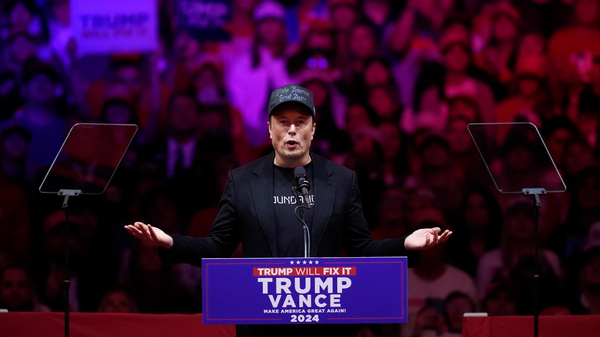 Elon Musk spricht bei einer Wahlveranstaltung.