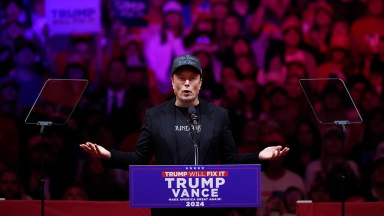Elon Musk spricht bei einer Wahlveranstaltung.