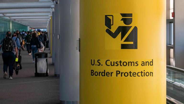 Symbolbild: Schild der US Grenzbehörde mit dem Symbol des U.S. Customs and Border Protection (CBP) Schild, Aufschrift und Symbol auf gelbem Hintergrund im Newark Liberty International Airport, New York, USA