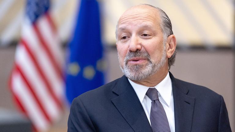 Belgien, Brüssel: US-Handelsminister Howard Lutnick spricht während einer Pressekonferenz während des Treffens der EU-Handelsminister im Gebäude des Europäischen Rates.