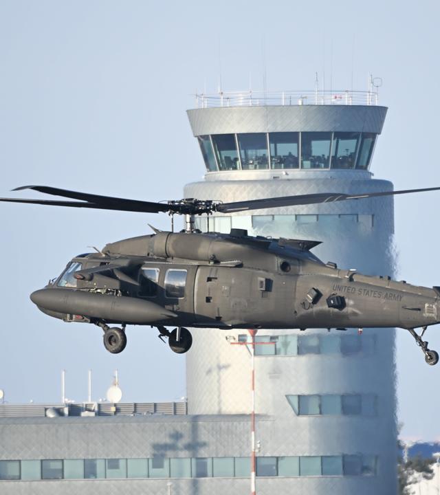 Ein UH-60 Black Hawk-Hubschrauber der US-Luftwaffe fliegt auf dem Flughafen in Jasionka. (Symbolbild)