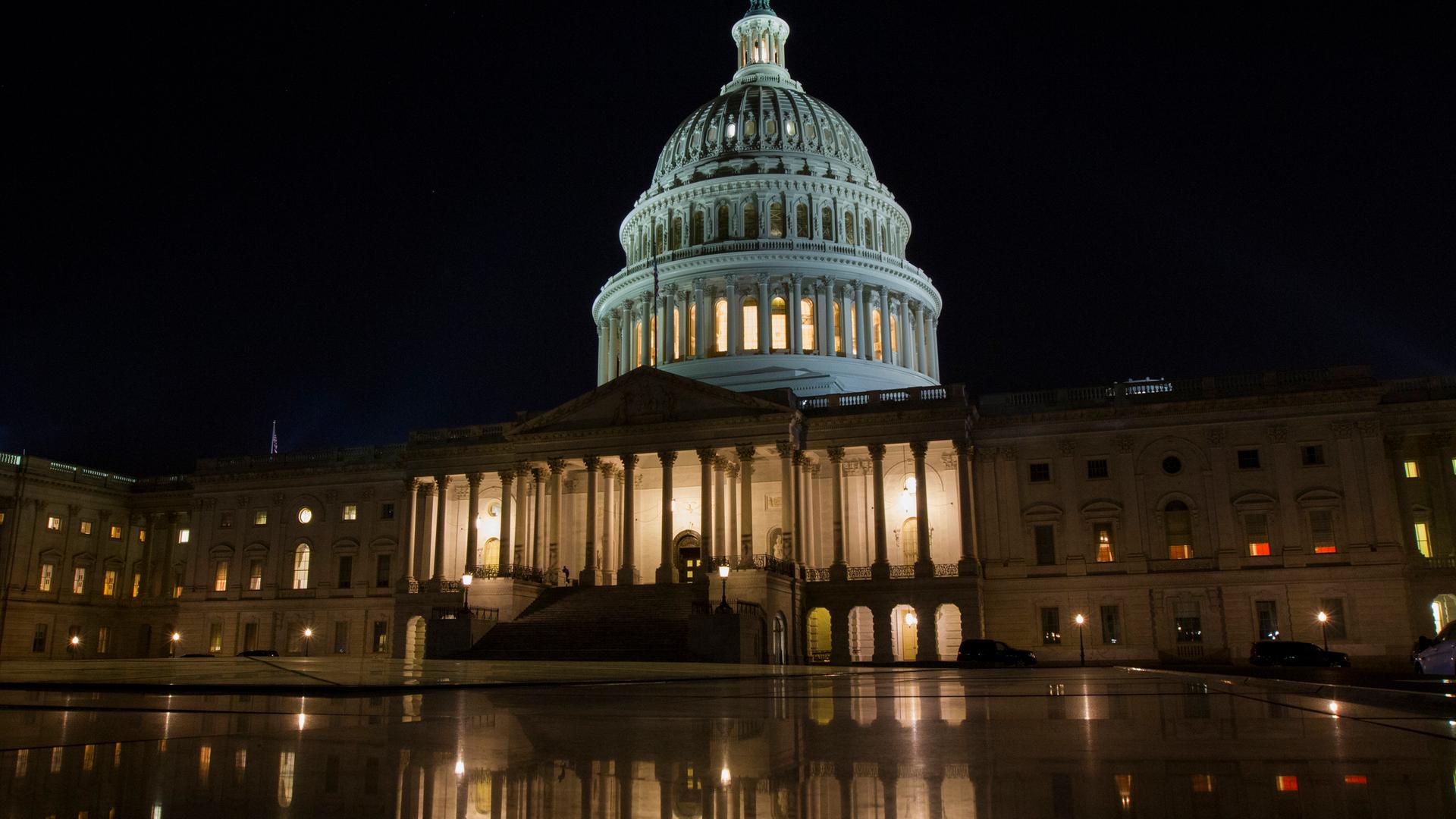 Das US-Kapitol bei Nacht