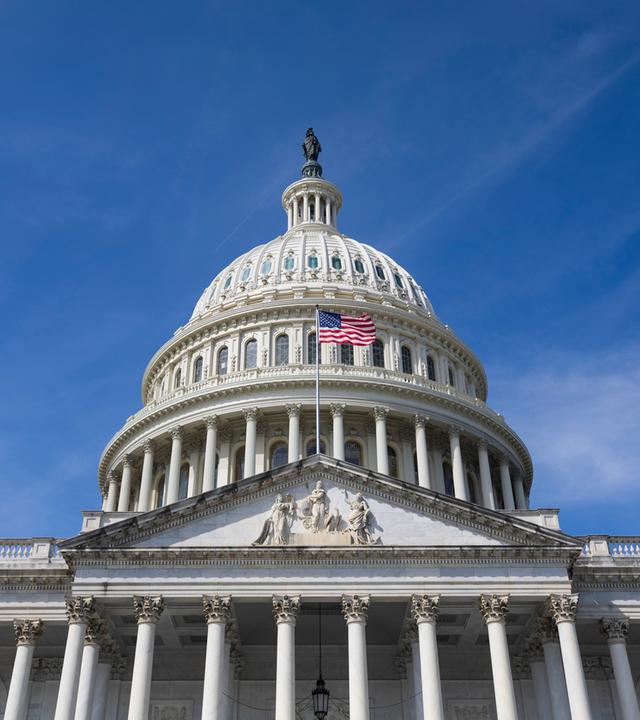 Das US-Kapitol ist in Washington vor blauem Himmel zu sehen. 